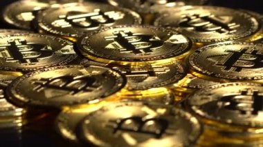 Bitcoin Paraları masanın üzerinde döndürmek