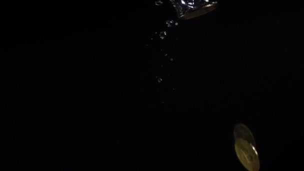 ビットコインは、水の中に落ちる。スローモーション — ストック動画