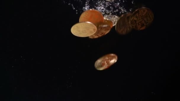 Bitcoin cade in acqua. Rallentatore — Video Stock