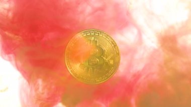 Renkli boya ile Bitcoin. Ağır çekim