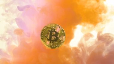 Renkli boya ile Bitcoin. Ağır çekim