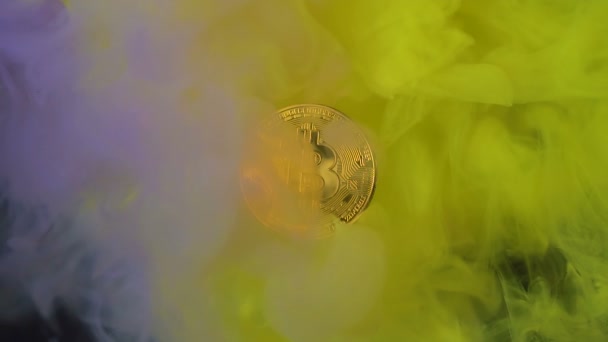 Bitcoin con pinturas de colores. Moción lenta — Vídeo de stock