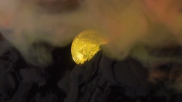 Bitcoin con pinturas de colores. Moción lenta — Vídeo de stock