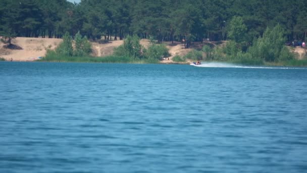 Bici de agua en el lago. Moción lenta — Vídeos de Stock