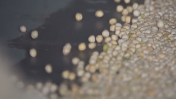 Tri des graines de pois dans l'ascenseur. Mouvement lent 