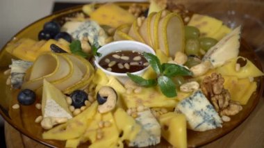 Peynir dilimleri ile fındık, bal ve meyve