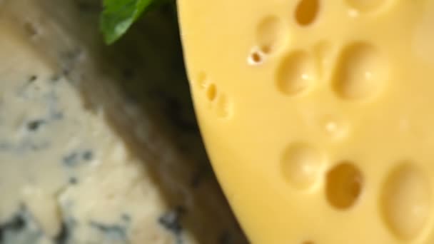 穴とテーブルの上のモールド チーズのハードタイプのチーズ ドーリー ショット — ストック動画