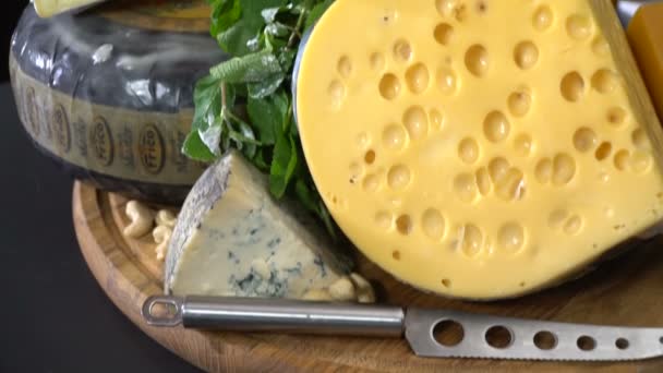 Types de fromages avec orchidée et raisins — Video