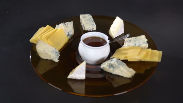 Кухар кладе шматочки сиру на тарілку — стокове відео
