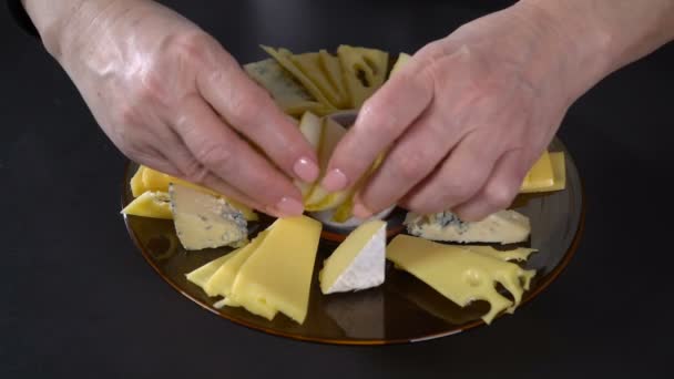 Spread pear slices on a plate of cheese — Stock Video