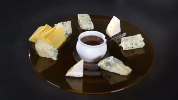 Aşçı peynir parçaları bir tabağa koyar. — Stok video