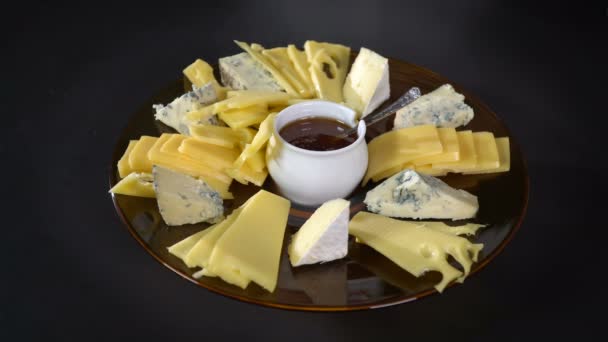 Étendre une poire aux bleuets sur une assiette de fromage — Video