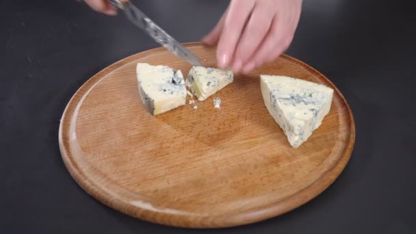 Cozinheiro corta queijo azul — Vídeo de Stock