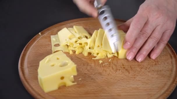 Cozinheiro corta queijo com buracos — Vídeo de Stock