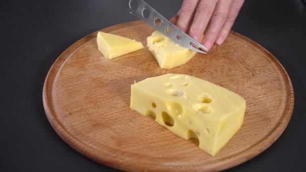 Cozinheiro corta queijo com buracos — Vídeo de Stock