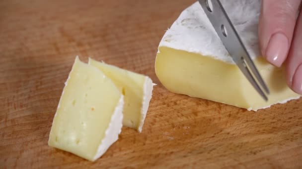 Kuchař kusy sýra s bílou plísní