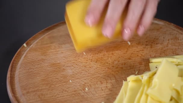 クックは、ハードタイプのチーズをカットします。 — ストック動画