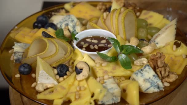 Tranches de fromage aux noix, au miel et aux fruits — Video