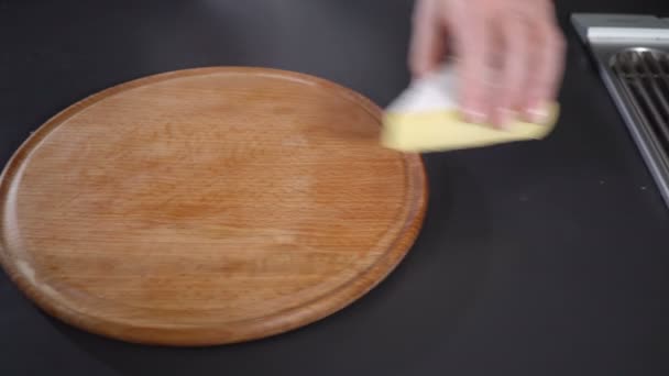 O cozinheiro corta o queijo com mofo branco — Vídeo de Stock