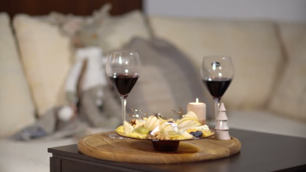 Mesa festiva com mistura de queijo — Vídeo de Stock