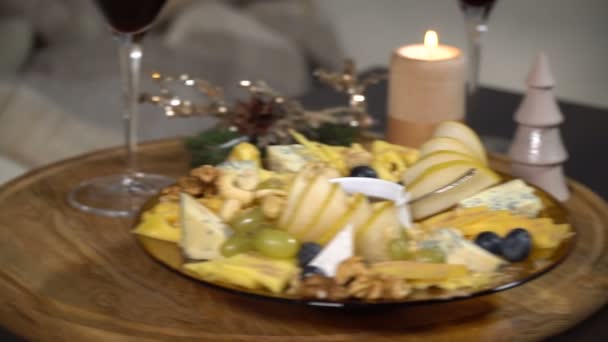 Tavolo festivo con mescolanza di formaggio — Video Stock
