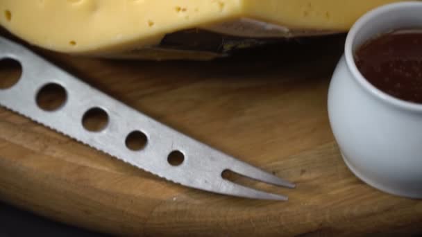 Жорсткий сир з отворами і виноградом — стокове відео