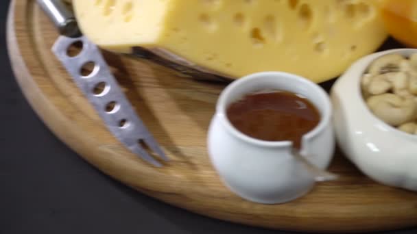 Quesos duros con miel y frutos secos con fruta — Vídeos de Stock