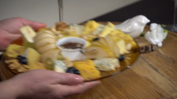 Egy étel, sajt és gyümölcs az asztalra — Stock videók