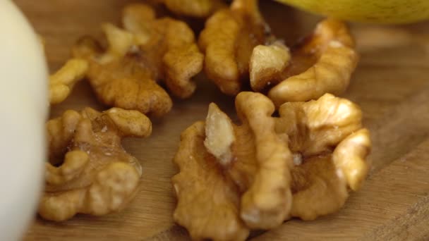 Ядра ореха на доске — стоковое видео