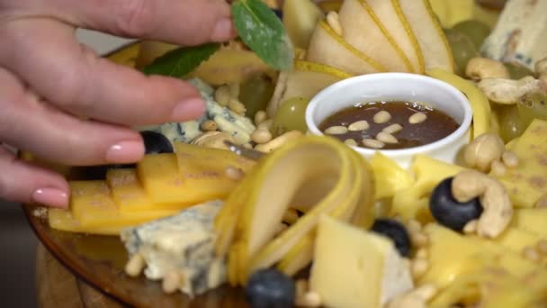 Aşçı Hizmet Nane Peynir Keser Bal Fındık Ile — Stok video