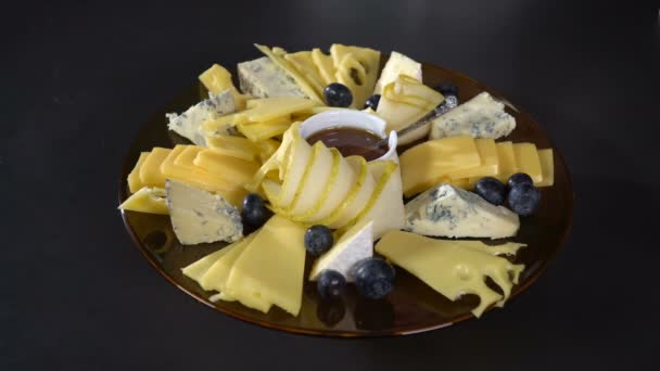 Put the grapes on a plate of cheese — Stock Video