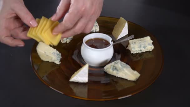 El cocinero pone los trozos de queso en un plato — Vídeo de stock