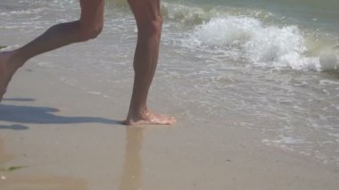 Adam denize gidiyor. ağır çekim