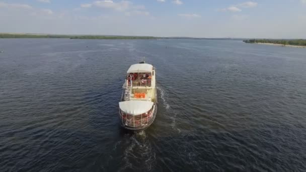 Σκάφος αναψυχής στις όχθες του ποταμού Δνείπερου — Αρχείο Βίντεο