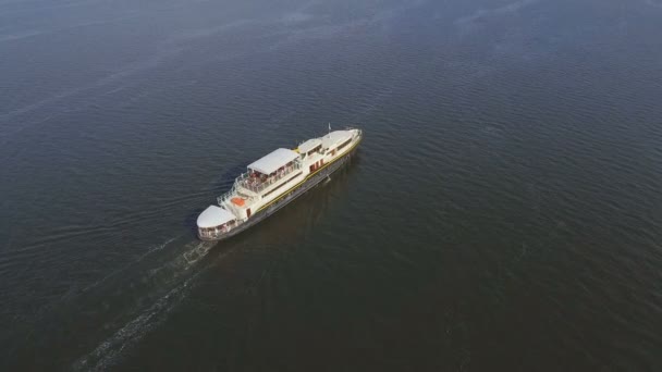 Σκάφος αναψυχής στις όχθες του ποταμού Δνείπερου — Αρχείο Βίντεο