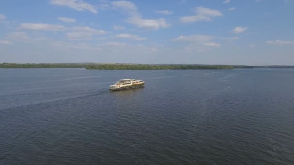Łódka przyjemności nad rzeką Dniepr — Wideo stockowe