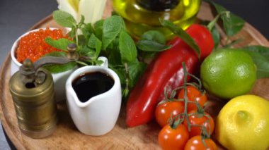 Kırmızı somon havyar ile sebze ve meyve