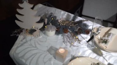 Masaya koy kırmızı somon havyar ile çanak