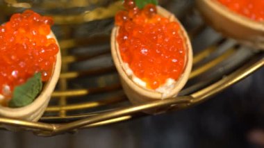Kırmızı havyar ile tartlets. dolly vurdu