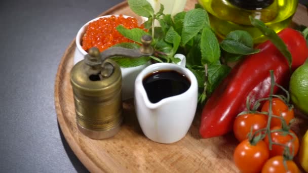 Caviar de salmón rojo con verduras y frutas — Vídeo de stock