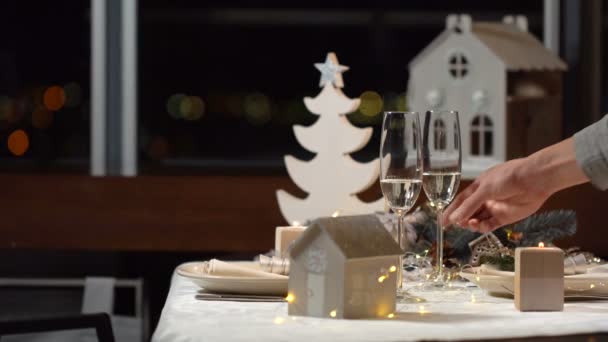 Mesa de Navidad festiva decorada — Vídeos de Stock