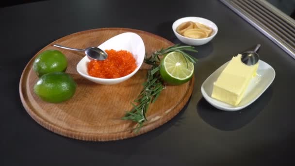 Υλικά για tartolet με χαβιάρι κόκκινο σολομού — Αρχείο Βίντεο