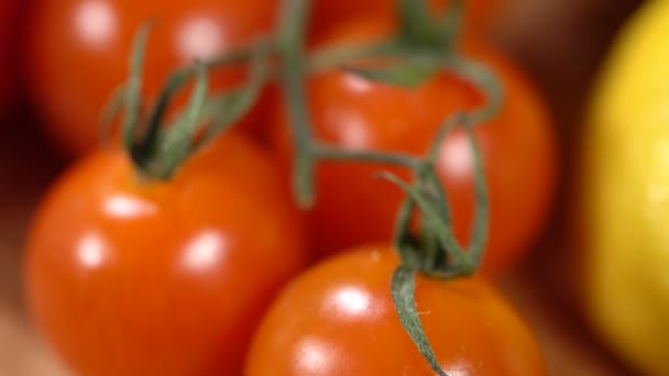 Tomates rojos sobre la mesa — Vídeos de Stock