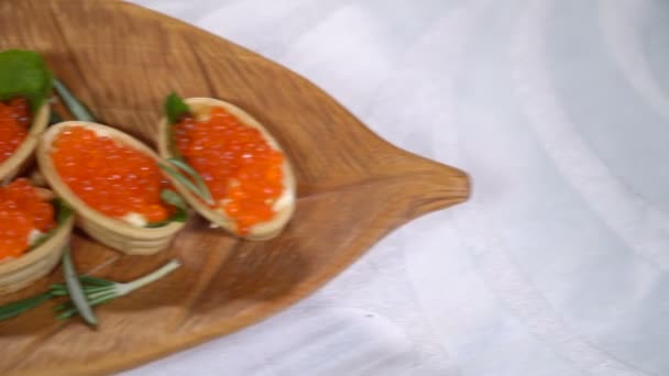 Schotel met rode kaviaar op de tafel van de vakantie — Stockvideo