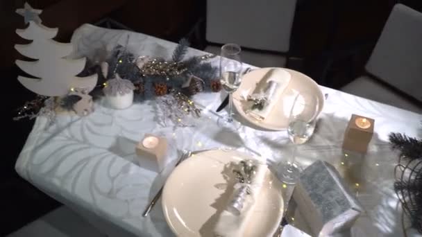 赤キャビアの休日テーブルの上皿します。 — ストック動画