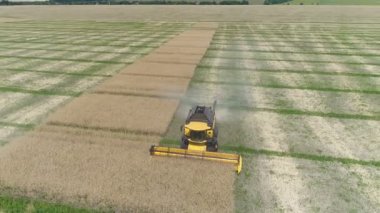 Ukrayna, Dnipro - 4 Temmuz 2018: Hasat yeni Holland Cx 8,80 kolza toplar. Hava