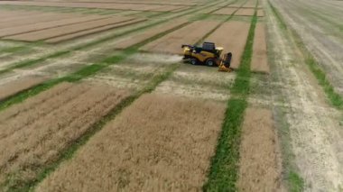 Ukrayna, Dnipro - 4 Temmuz 2018: Hasat yeni Holland Cx 8,80 kolza toplar. Hava