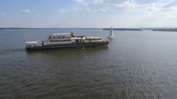 Ucrânia, Dnipro - 26 de agosto de 2018: barco de recreio Felicita — Vídeo de Stock