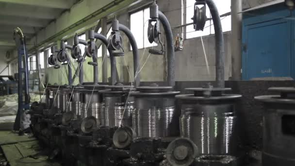 Výroba kovových drátů — Stock video