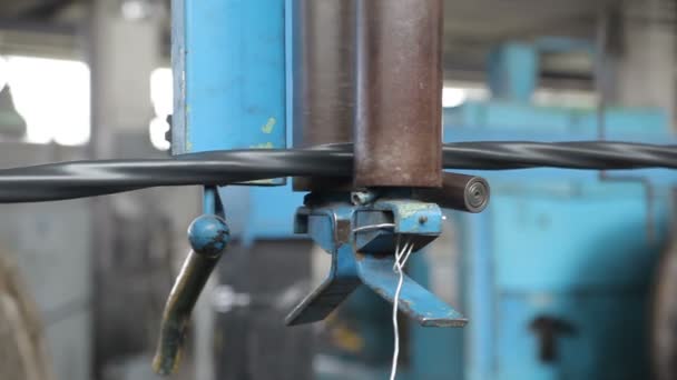 生产中的旋转滚轮和机械轮毂 — 图库视频影像